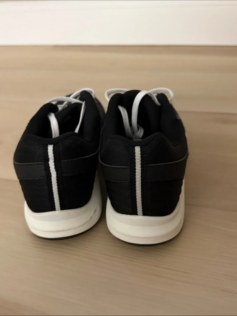 NWOB Child Saucony Cohesion KDZ Black and White Lace-Up Sneakers Size 5.5